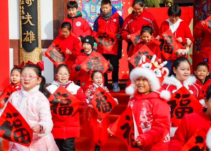 2月2日，小朋友在濟(jì)南五龍?zhí)毒皡^(qū)參加送福字活動(dòng)。新華社發(fā)（徐舟攝）