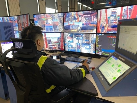 圖為寧波舟山港梅山港區(qū)遠(yuǎn)控操作室內(nèi)，橋吊司機(jī)在遠(yuǎn)程控制橋吊裝卸。新華社記者魏一駿 攝