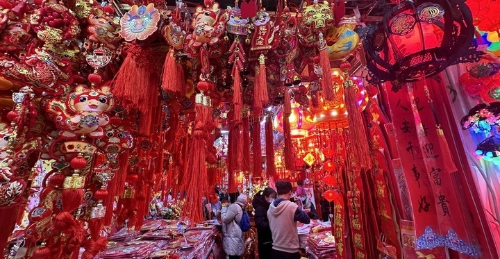 1月19日，市民在北京一商場內(nèi)選購春節(jié)裝飾品。新華社記者李欣攝