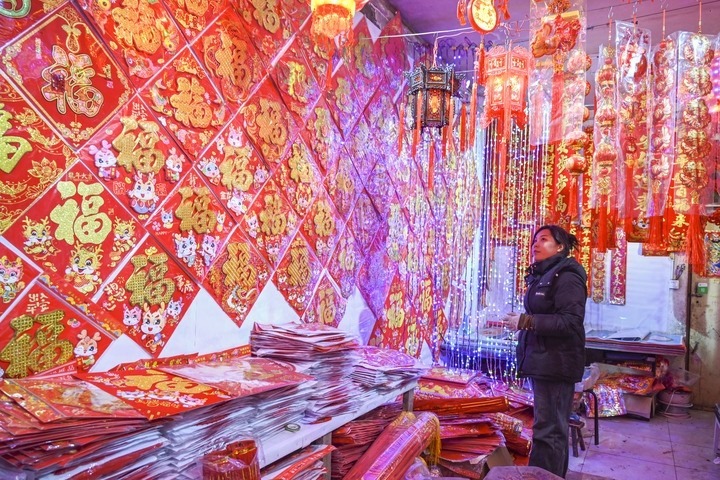 1月21日，在山西省晉中市平遙縣一家市場，市民在選購年貨。新華社發(fā)（梁生仁攝）