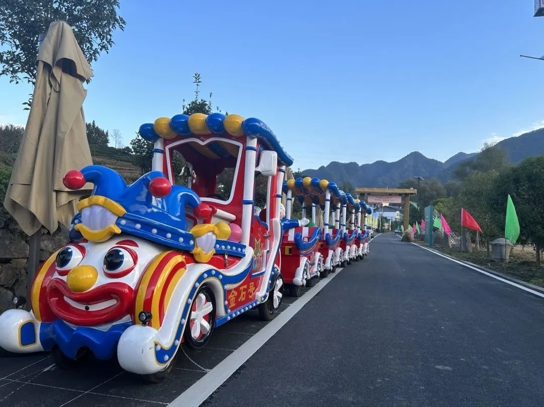 2023年10月，金石村集體出資購(gòu)買(mǎi)了兩輛無(wú)軌觀光小火車(chē)。紫陽(yáng)縣融媒體中心供圖