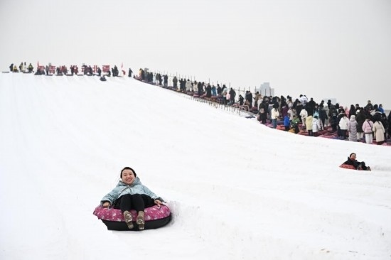 圖為1月18日，市民在內(nèi)蒙古賽馬場(chǎng)滑雪圈。新華社記者 貝赫 攝