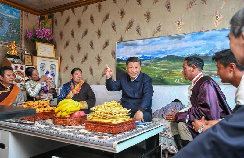 △2021年6月8日，習(xí)近平總書記在青海海北藏族自治州剛察縣果洛藏貢麻村，同藏族牧民索南才讓一家人圍坐在客廳聊家常。