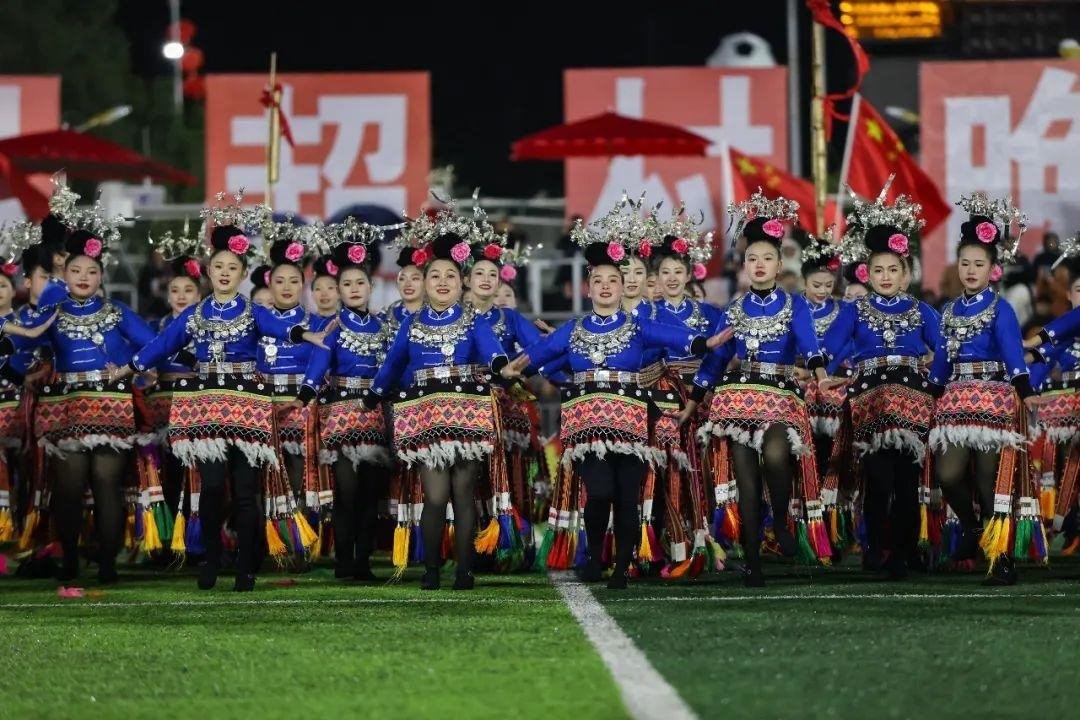 △2024年2月3日，2024年全國(guó)“村晚”示范展示活動(dòng)暨貴州“村超村晚”系列活動(dòng)之一的民族文化展演，在榕江縣“村超”足球場(chǎng)舉行。