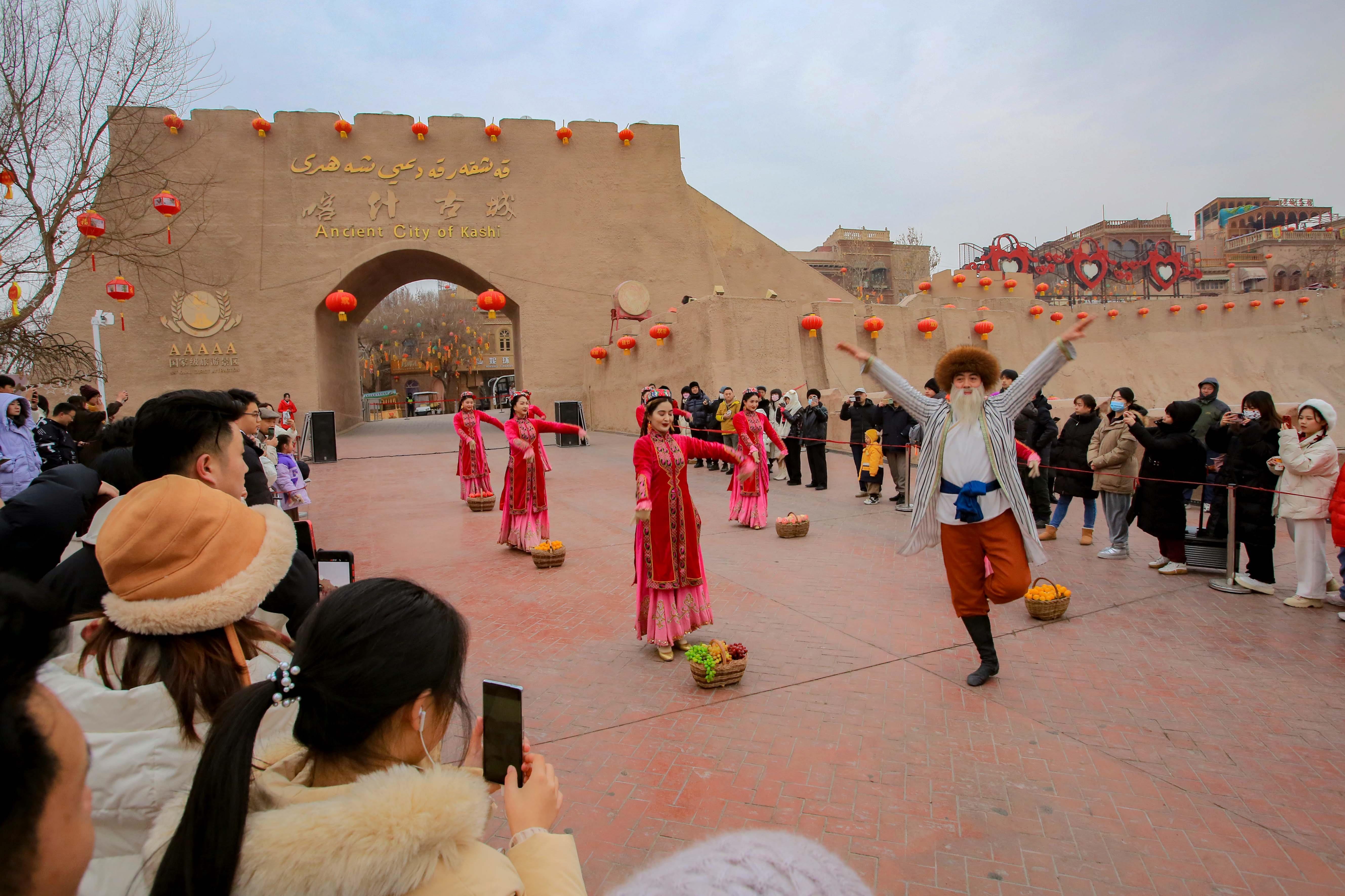 △2024年2月4日，演員在新疆喀什古城入城儀式上表演舞蹈。