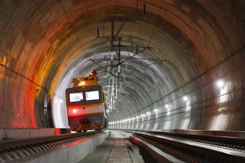 凌晨，接觸網(wǎng)作業(yè)車的燈光紅黃相間。胡鵬攝