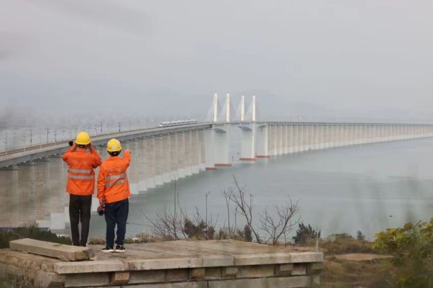 許沖和工友在白天巡視湄洲灣大橋上的供電設(shè)備。胡鵬攝