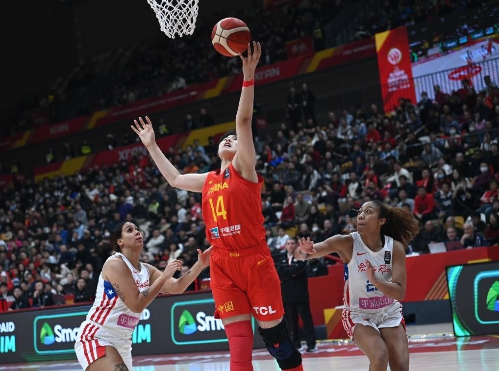 2月11日，中國隊(duì)球員李月汝（中）在比賽中上籃。新華社記者 李一博 攝