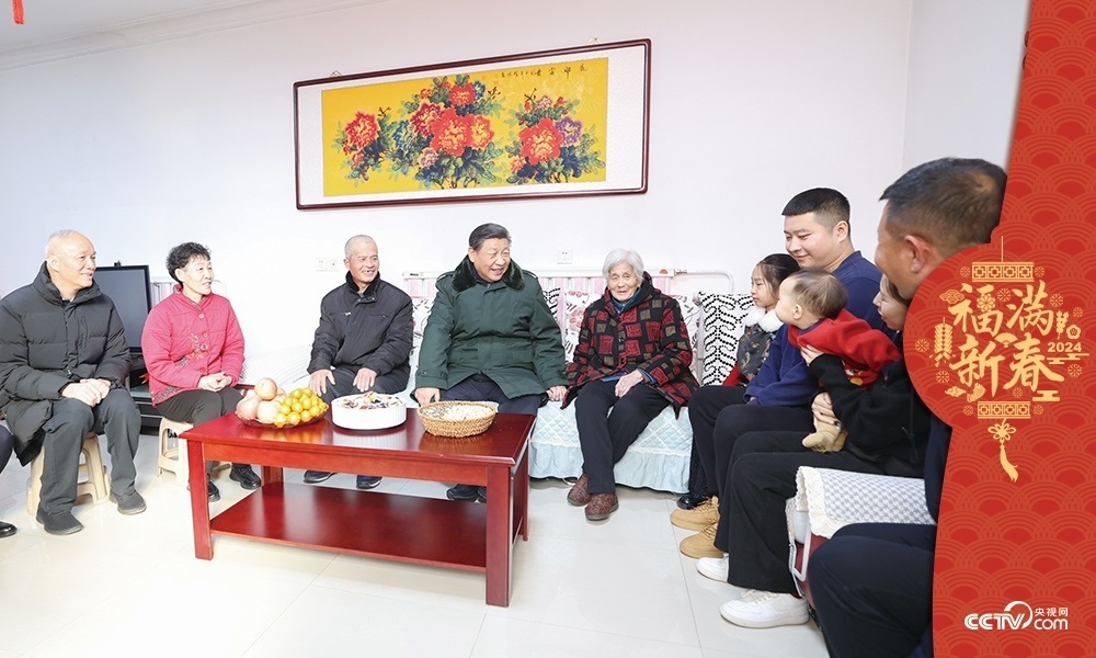 2024年2月1日，習(xí)近平總書記在天津市西青區(qū)辛口鎮(zhèn)第六埠村考察時，同村民杜洪剛一家人親切拉家常。