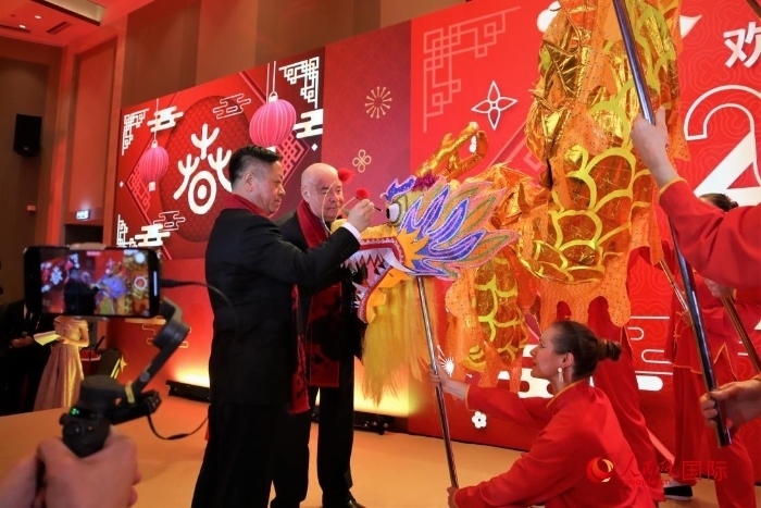 張漢暉（左）、施威特科（右）共同為彩龍點睛。于子恒攝