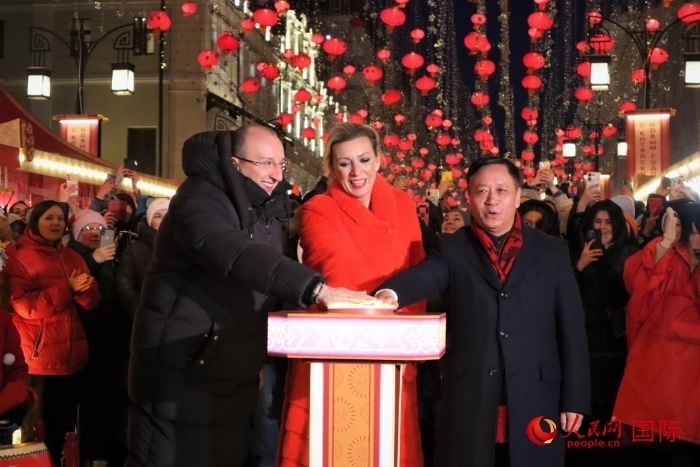 張漢暉、扎哈羅娃、科茲洛夫（從右至左）共同按下活動啟動按鈕。于子恒攝