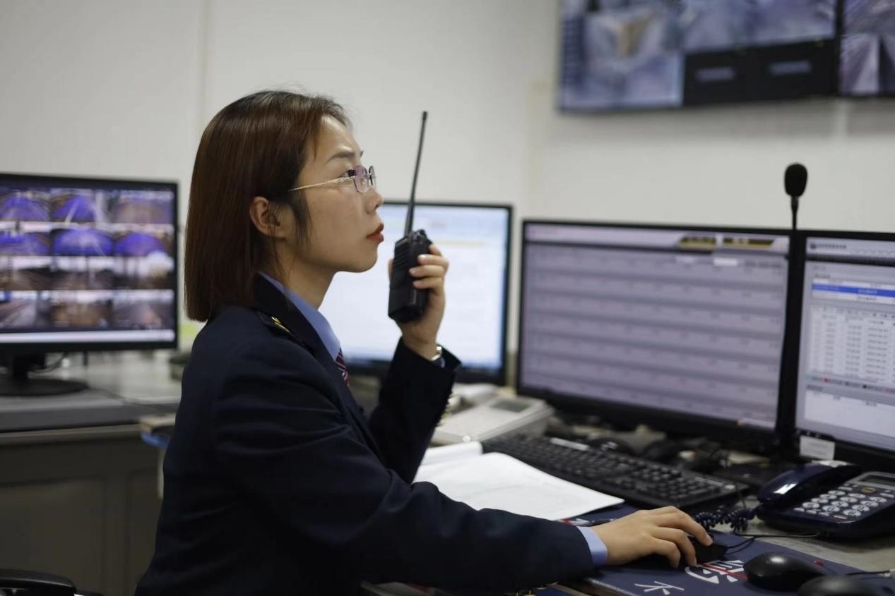 張華正在使用對(duì)講機(jī)溝通客運(yùn)工作情況。蔡紫妍攝