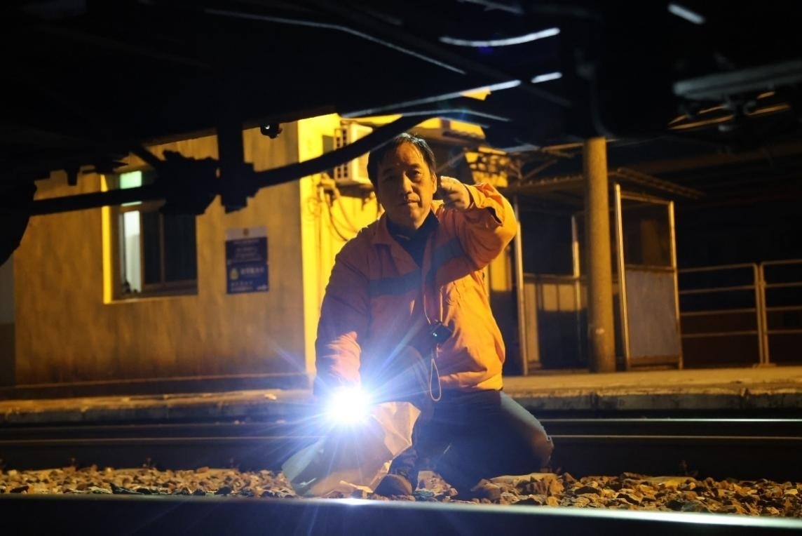 凌晨2點(diǎn)，李金饒正在檢查關(guān)門車。陸佳駿攝