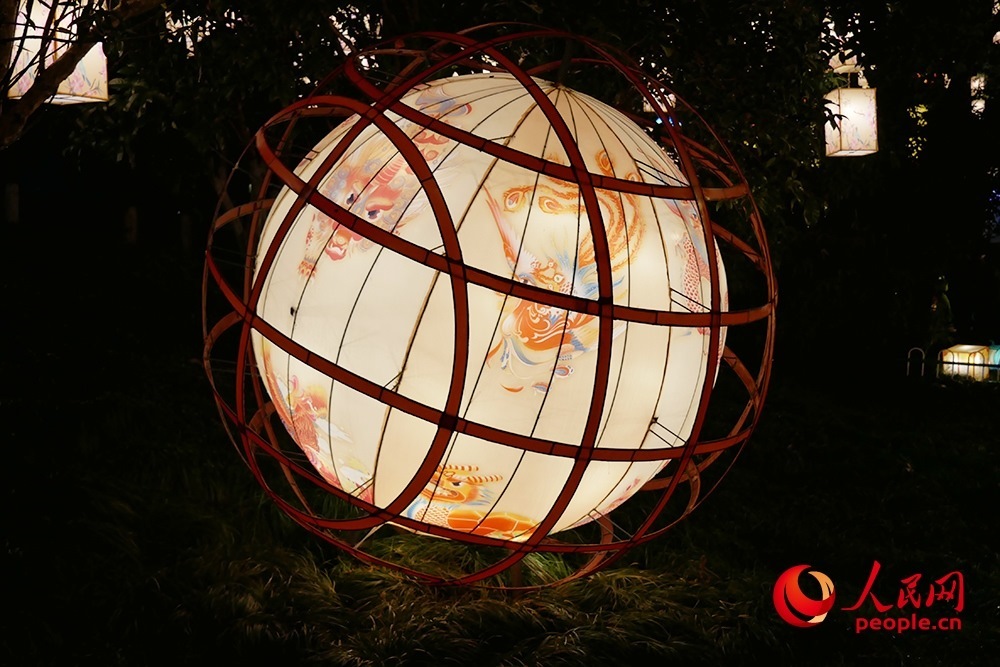 白鷺洲公園展出的燈彩作品。人民網(wǎng)記者 韋衍行攝