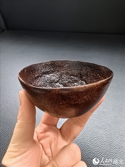 用橘子皮制成的碗。人民網(wǎng)記者 周雯攝