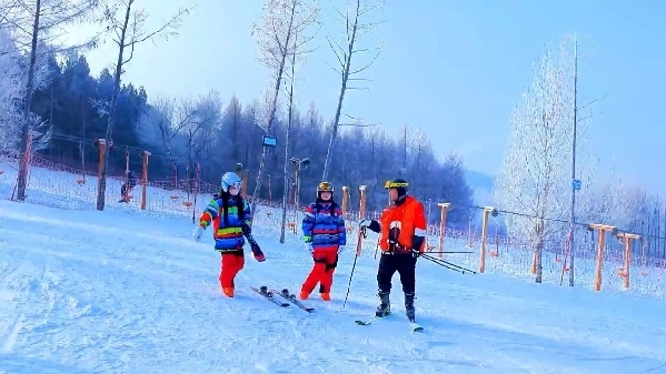 新春走基層｜滑雪場上過春節(jié)！冰城“冷資源”變成“熱經(jīng)濟(jì)”