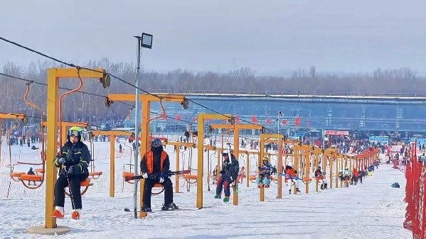 新春走基層｜滑雪場上過春節(jié)！冰城“冷資源”變成“熱經(jīng)濟(jì)”
