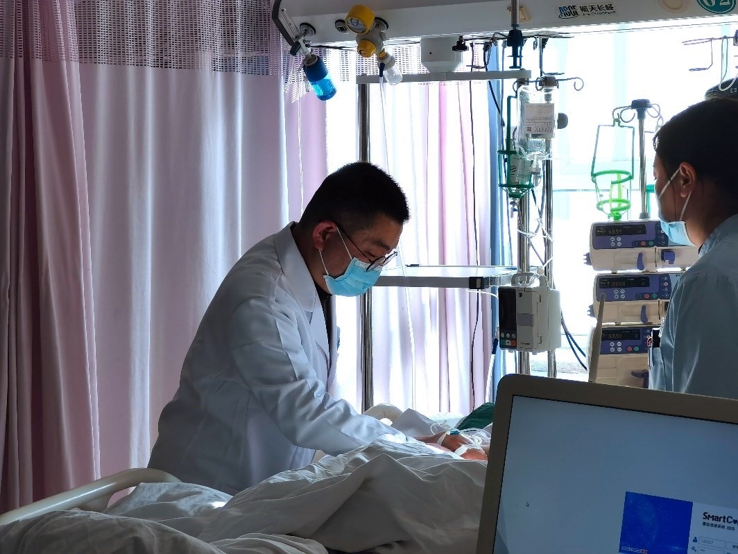 徐晉偉正在觀察患者體征。人民網(wǎng)記者 栗翹楚攝