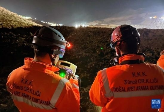 2月13日，救援人員在土耳其東部埃爾津詹省伊利奇區(qū)礦難現(xiàn)場(chǎng)工作。新華社發(fā)（穆斯塔法·卡亞攝）