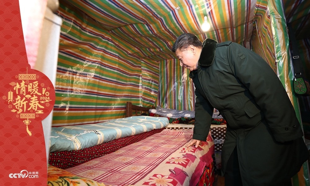 2018年2月11日，習(xí)近平總書記在四川三河村貧困戶吉好也求家中看望。