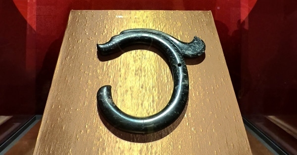 紅山文化C形玉龍。人民網(wǎng)記者 韋衍行攝