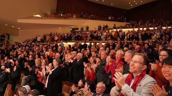 中德觀眾觀看中央民族樂團“”天地永樂·中國節(jié)“”音樂會。中國駐德國大使館供圖