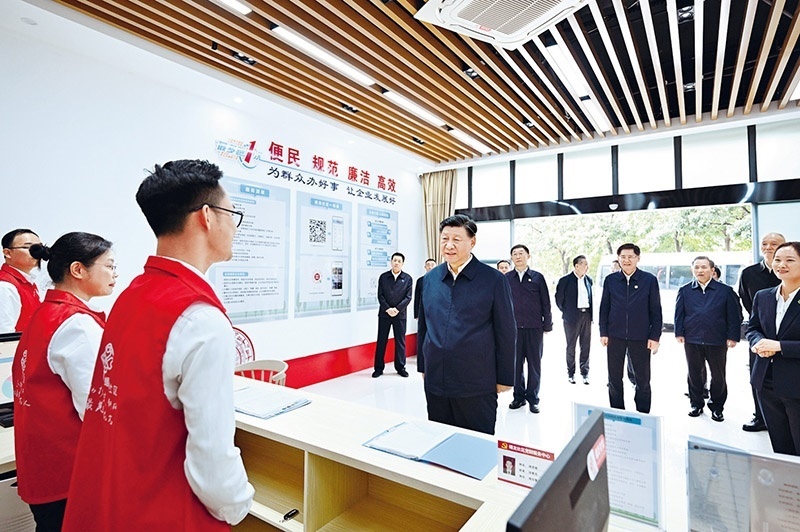 2023年12月14日至15日，中共中央總書記、國(guó)家主席、中央軍委主席習(xí)近平在廣西考察。這是14日上午，習(xí)近平在南寧市良慶區(qū)蟠龍社區(qū)黨群服務(wù)中心考察。 新華社記者 燕雁/攝