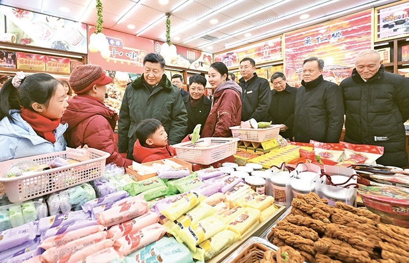 2024年2月1日至2日，中共中央總書記、國(guó)家主席、中央軍委主席習(xí)近平來(lái)到天津，看望慰問基層干部群眾。這是1日下午，習(xí)近平在天津古文化街考察時(shí)，走進(jìn)店鋪同現(xiàn)場(chǎng)群眾互動(dòng)交流。 新華社記者 謝環(huán)馳/攝