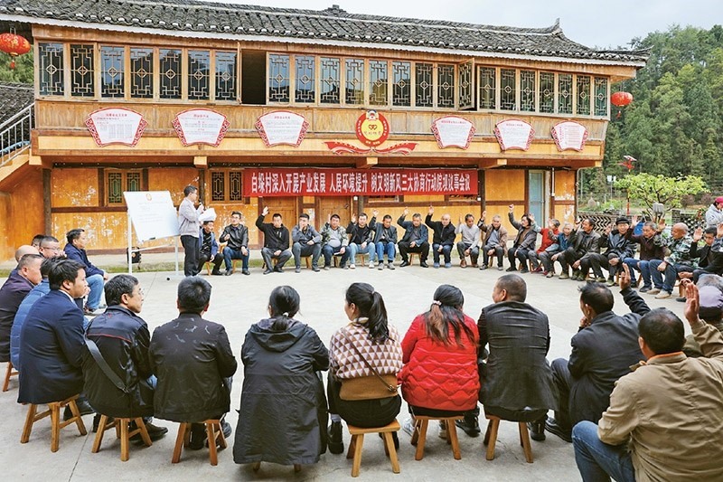 圖為2023年4月6日，貴州省黔東南苗族侗族自治州施秉縣白垛鄉(xiāng)白垛村村民在討論產(chǎn)業(yè)發(fā)展、人居環(huán)境提升、鄉(xiāng)村文明建設(shè)相關(guān)事宜。 人民圖片 磨桂賓/攝