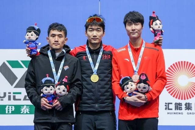 1月12日，“十四冬”速度滑冰（公開(kāi)組）男子500米比賽，冠軍黑龍江隊(duì)選手高亭宇（中）、亞軍遼寧隊(duì)選手楊濤（左）、季軍河北隊(duì)選手李添龍?jiān)陬C獎(jiǎng)儀式上合影。新華社記者 王楷焱 攝