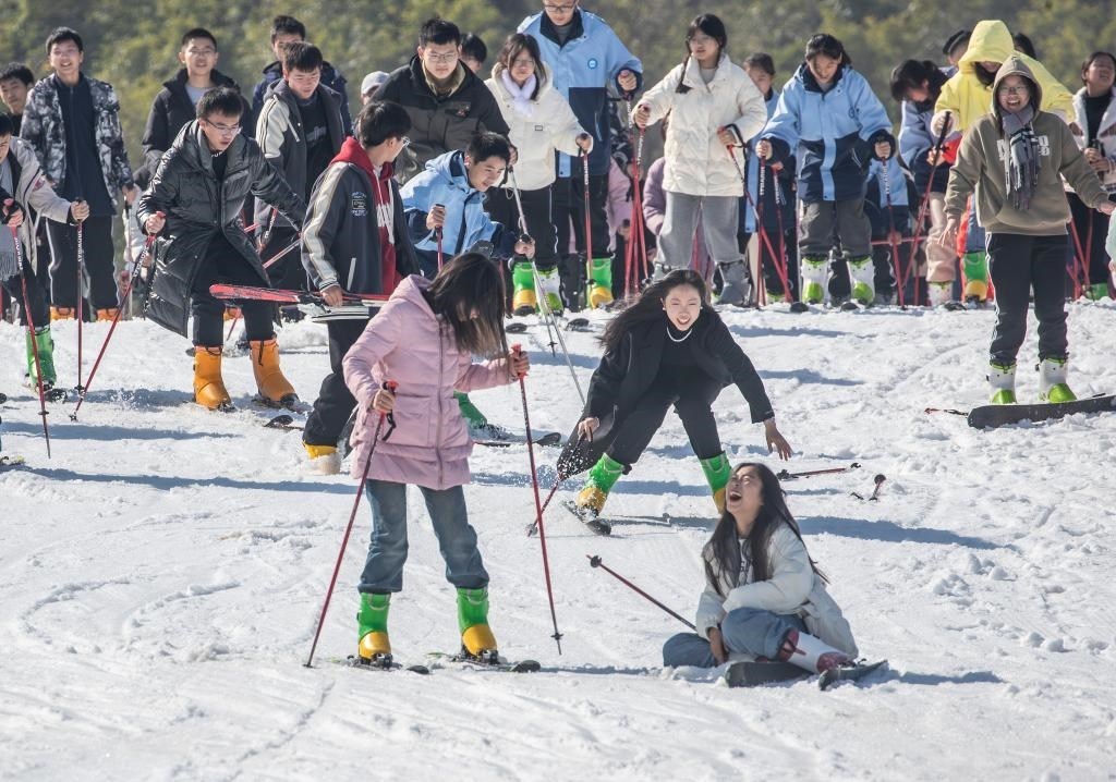 游客在重慶市南川區(qū)金佛山北坡滑雪場(chǎng)滑雪（2023年11月22日攝）。新華社發(fā)（瞿明斌攝）