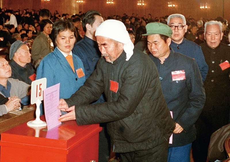 我國現(xiàn)行憲法于1982年12月4日由第五屆全國人大第五次會議通過并公布施行。根據(jù)改革開放和社會主義現(xiàn)代化建設(shè)的實踐和發(fā)展，全國人大于1988年、1993年、1999年、2004年、2018年先后5次作出必要的、也是十分重要的修正。圖為出席第五屆全國人民代表大會第五次會議的代表投票表決《中華人民共和國憲法》（資料照片）。 新華社發(fā)