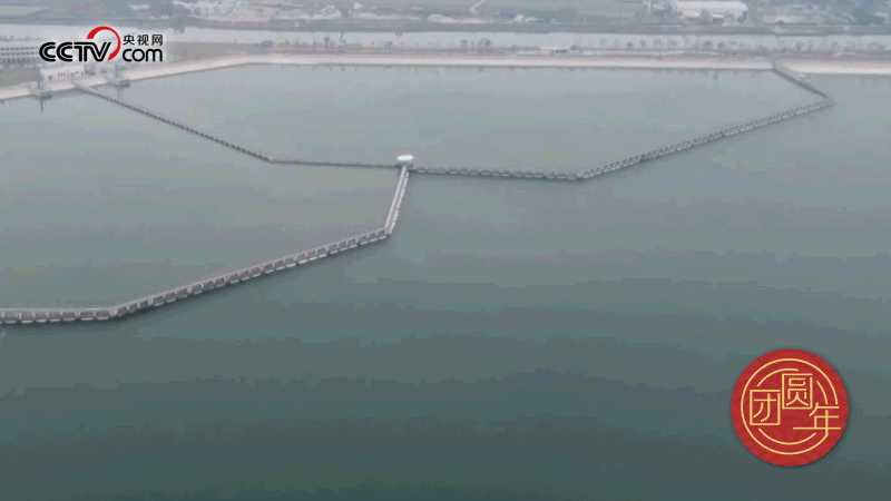 △西江潛地行，潤澤大灣區(qū)。珠江三角洲水資源配置工程西起廣東佛山順德西江干流鯉魚洲，穿越獅子洋，東至深圳公明水庫，是世界上流量最大的長距離有壓調水工程。