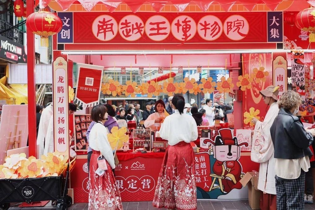 在西湖花市的南越王博物院攤位，文創(chuàng)與花市的跨界融合吸引了不少市民游客駐足。（南越王博物院供圖）