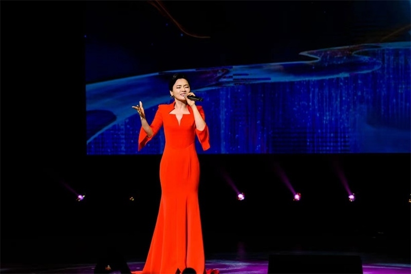 女高音歌唱家陳思思演唱《但愿人長久》。趙 靖攝