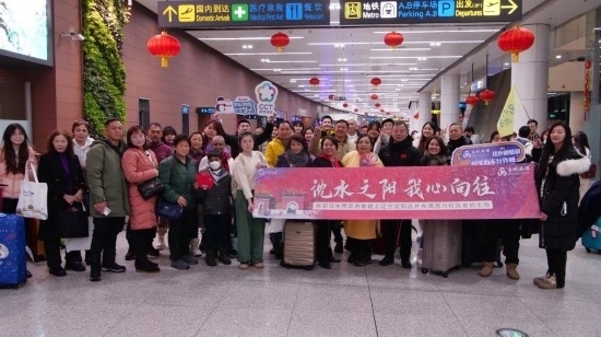 2月11日，一批馬來西亞游客抵達(dá)沈陽桃仙國際機(jī)場。新華社發(fā)