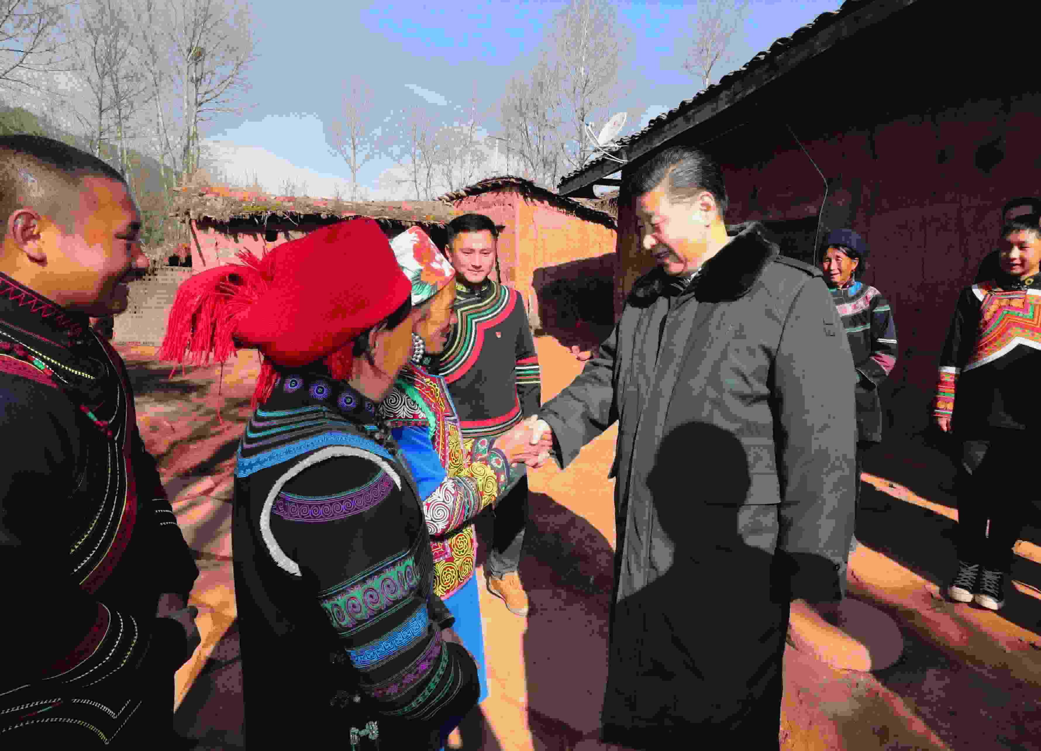 △ 2018年2月11日，習(xí)近平總書記驅(qū)車2個多小時，從四川西昌市來到位于大涼山深處的昭覺縣三岔河鄉(xiāng)三河村、解放鄉(xiāng)火普村，走進(jìn)彝族貧困群眾家中，看實情、問冷暖、聽心聲，同當(dāng)?shù)馗刹咳罕姽采叹珳?zhǔn)脫貧之策。