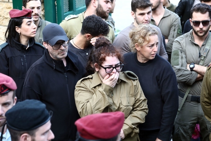 1月23日，在以色列特拉維夫的一處公墓，人們參加一名以色列士兵的葬禮。新華社發(fā)（吉德翁·馬科維奇攝/基尼圖片社）