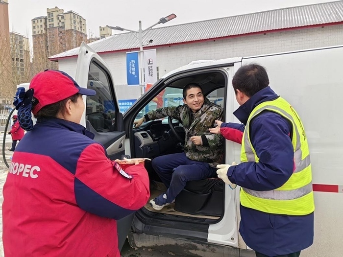 加能站員工為雪天到站充電的司機(jī)送來泡面并邀請他到站里休息。受訪者供圖