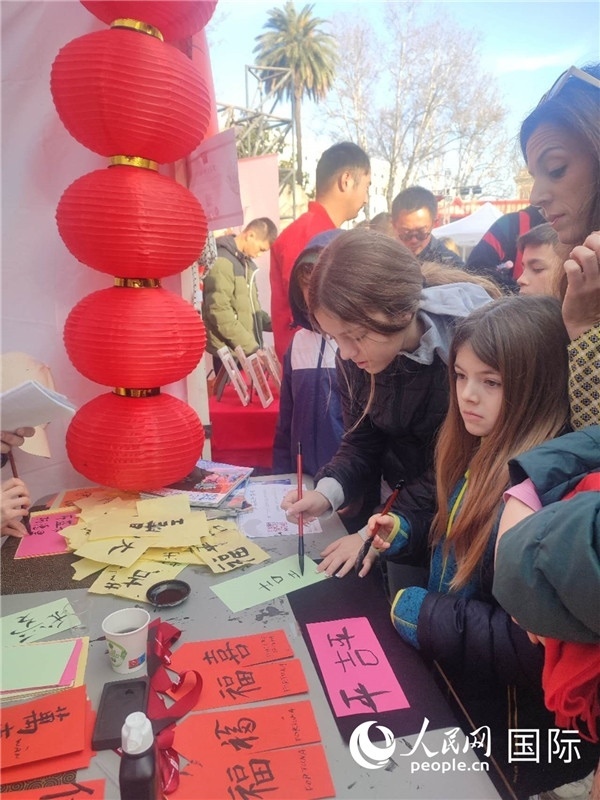 羅馬當(dāng)?shù)孛癖妼h字充滿興趣。人民網(wǎng)記者鄭彬攝