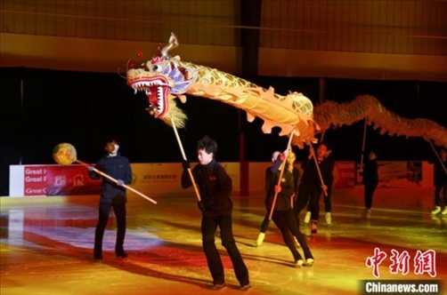 當(dāng)?shù)貢r間2月17日晚，作為農(nóng)歷甲辰龍年“歡樂春節(jié)”系列活動之一，別具特色的青少年冰上春晚在加拿大多倫多舉行。圖為青少年表演冰上舞龍。 中新社記者 余瑞冬 攝