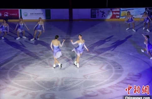 當(dāng)?shù)貢r間2月17日晚，青少年冰上春晚在加拿大多倫多舉行。圖為曾獲加拿大全國冠軍的一支青少年花滑隊進行集體自由滑表演。 中新社記者 余瑞冬 攝