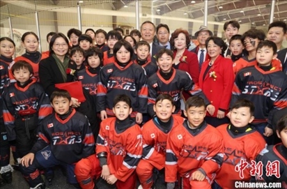 當(dāng)?shù)貢r間2月17日晚，青少年冰上春晚在加拿大多倫多舉行。圖為中國駐多倫多總領(lǐng)事羅偉東和主辦方代表、與會嘉賓與“未來之星”冰球隊華裔少年冰球手們合影。 中新社記者 余瑞冬 攝