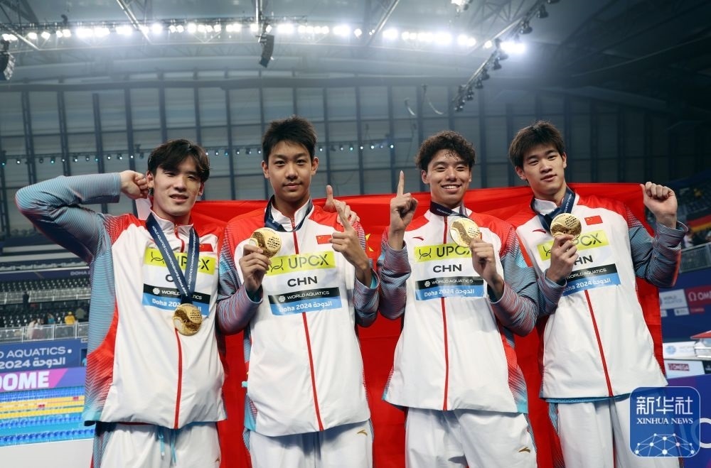 2月11日，2024年多哈游泳世錦賽男子4×100米自由泳接力決賽，中國(guó)隊(duì)選手王浩宇、張展碩、季新杰和潘展樂(lè)（從左到右）在頒獎(jiǎng)儀式后合影慶祝。新華社記者 雒圓 攝
