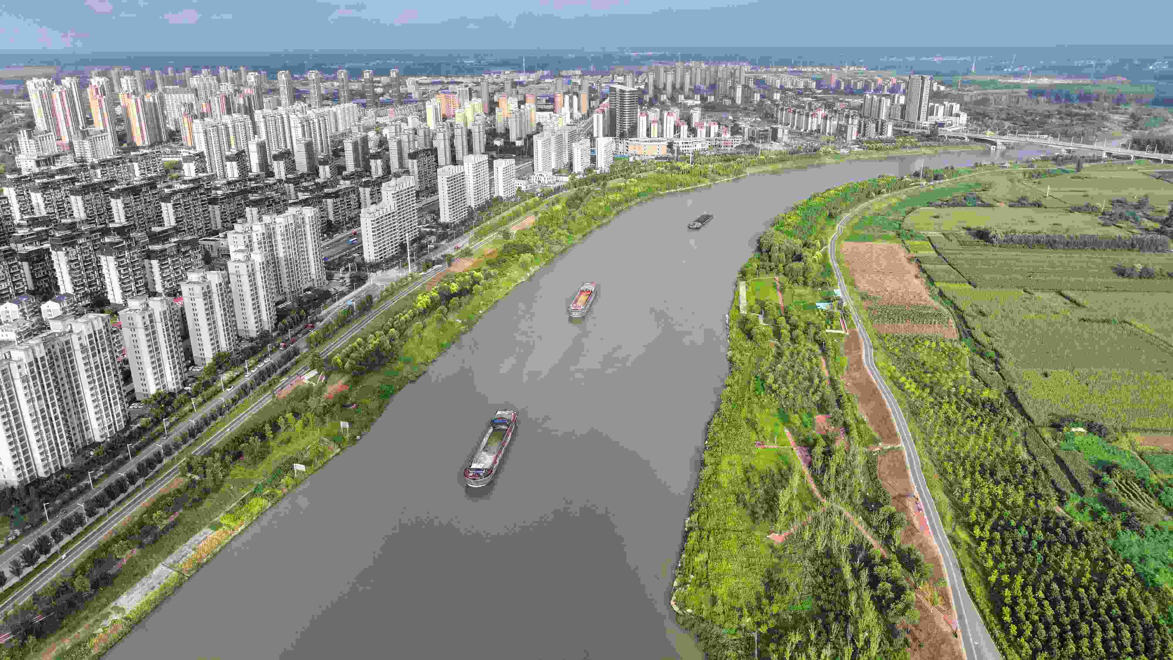 △ 2023年8月21日，安徽阜陽，初秋時節(jié)，界首城市建設(shè)與沙潁河水系、橋梁和綠植相映襯，構(gòu)成一幅生態(tài)宜居的美麗畫卷。