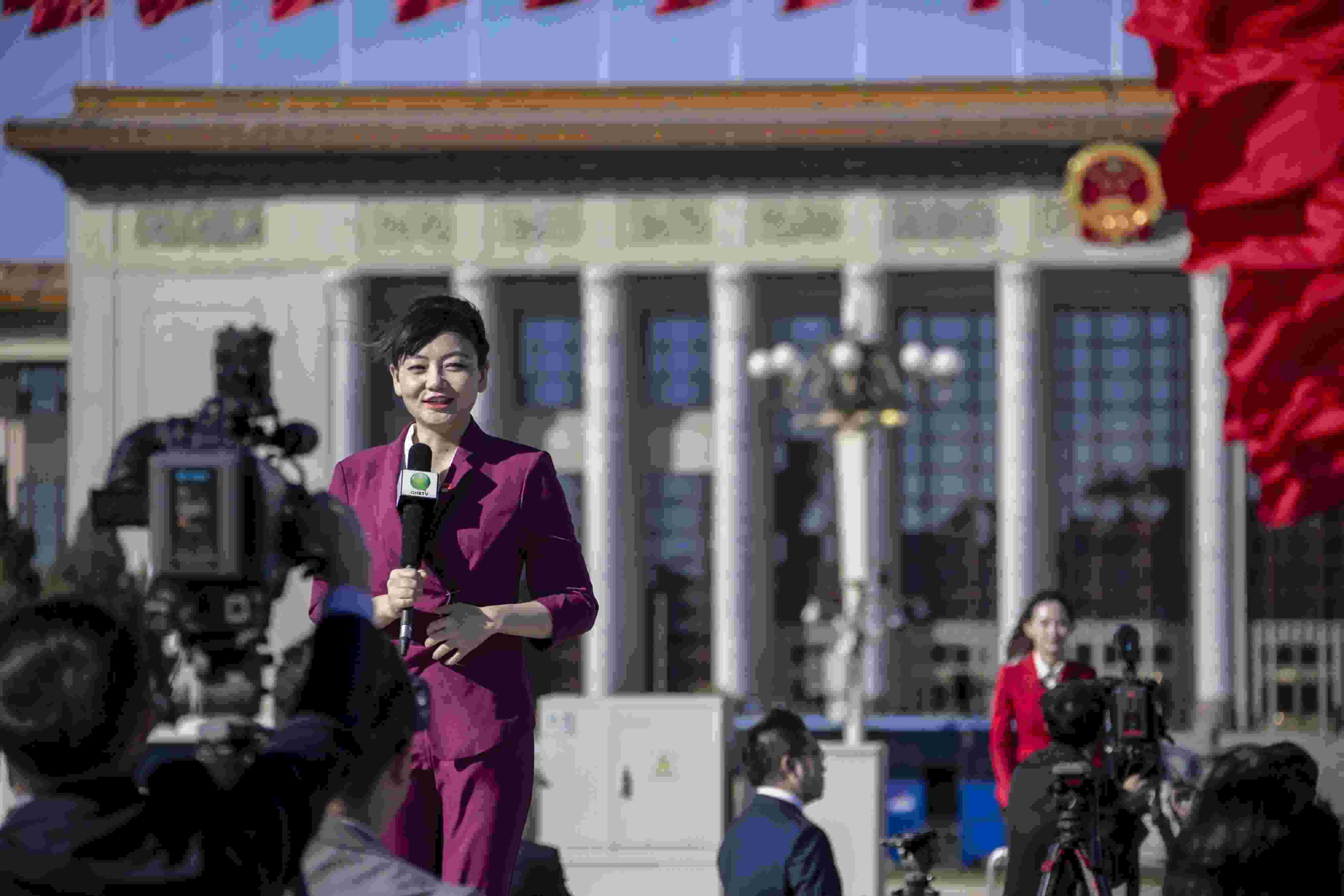 △ 2022年10月22日，北京人民大會堂，中國共產(chǎn)黨第二十次全國代表大會勝利閉幕，媒體記者戶外進(jìn)行現(xiàn)場報道。