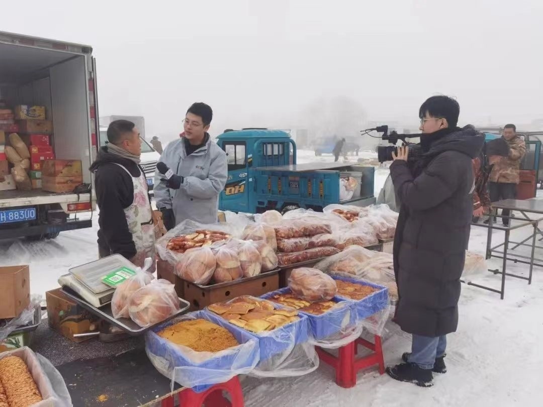 △ 2024年1月1日，在中央廣播電視總臺中央電視臺《新年新愿》報道中，遼寧營口鲅魚圈區(qū)大集賣餅干的小哥憨態(tài)可掬的表情、生機(jī)勃勃的臉龐、充滿煙火氣的新年愿望，讓他火爆出圈。