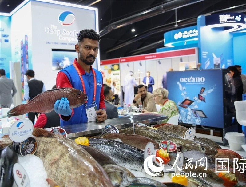 海灣食品展上，一位展商在展示海產(chǎn)品。人民網(wǎng) 塔里克·易卜拉欣攝