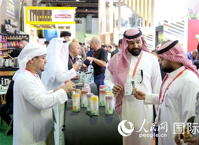 圖為專業(yè)觀眾在海灣食品展飲料展區(qū)參觀。人民網(wǎng) 塔里克·易卜拉欣攝