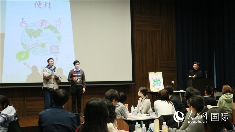 學(xué)生們發(fā)表小組討論成果。人民網(wǎng) 許可攝